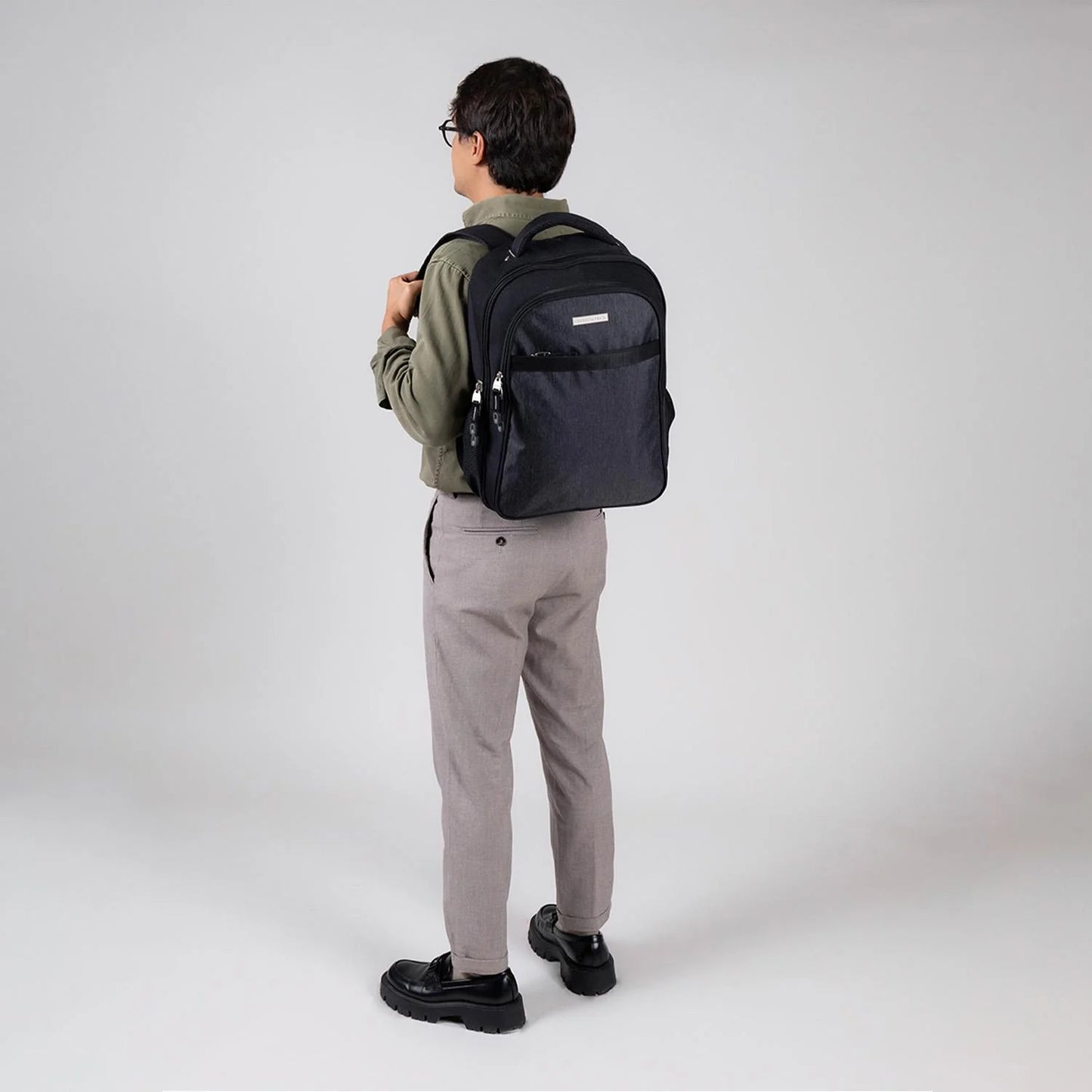 Mochila Grande Chenson Pro Para Hombre Heri Negro Con Porta Laptop De Hasta 15".
