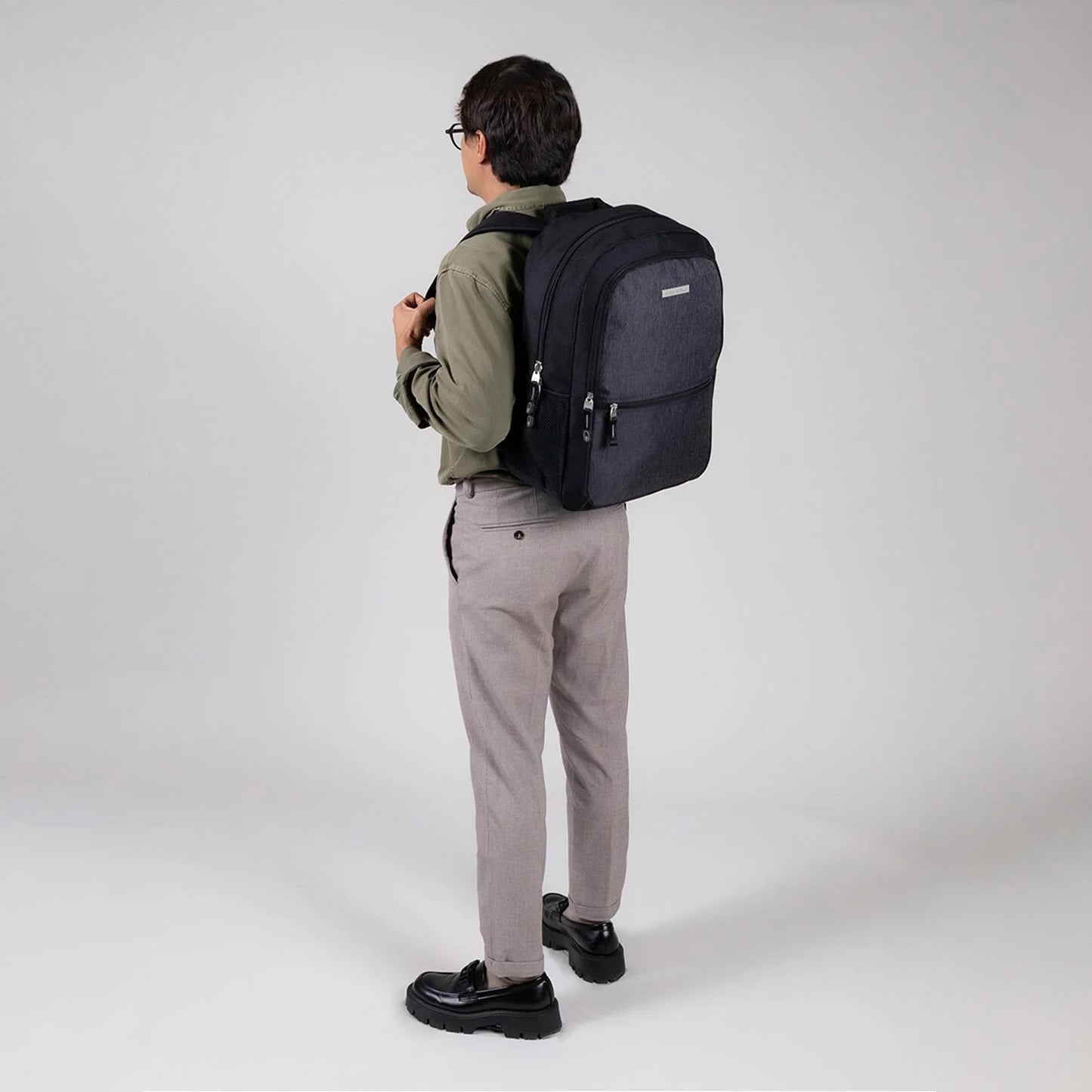 Mochila Grande Chenson Pro Para Hombre Heri Negro Con Porta Laptop De Hasta 15".